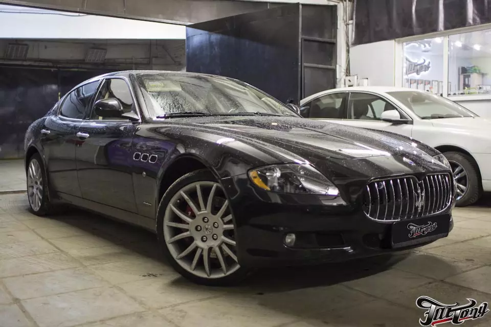 Maserati Quattroporte. Окрас масок фар в черный глянец.
